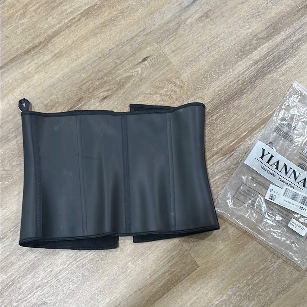 Yianna Black corset - large. NWT